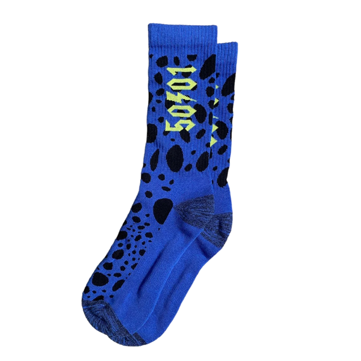 Cool, comfy socks in a blue and black spotty frog print. 100% sustainable, plastic-free packaging.